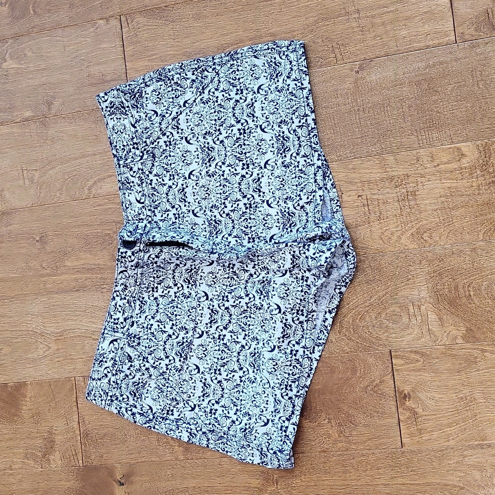 Women's Maurices Sz 13/14 White and Blue Pattern Shorts